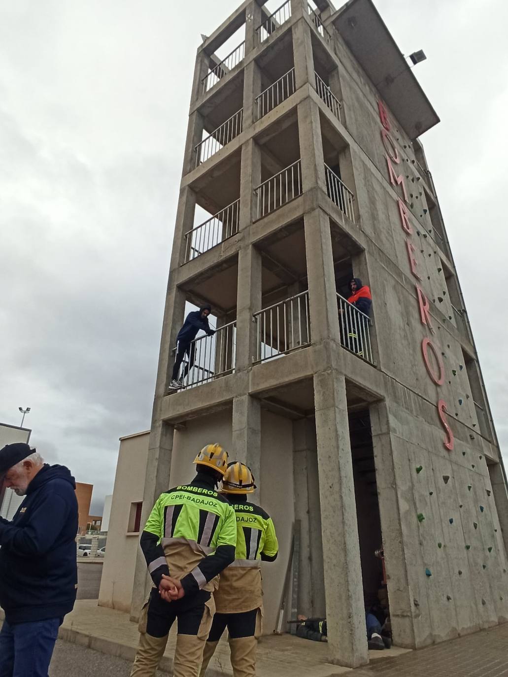 Los bomberos simulan intentar convencer a una persona que intenta suicidarse. 