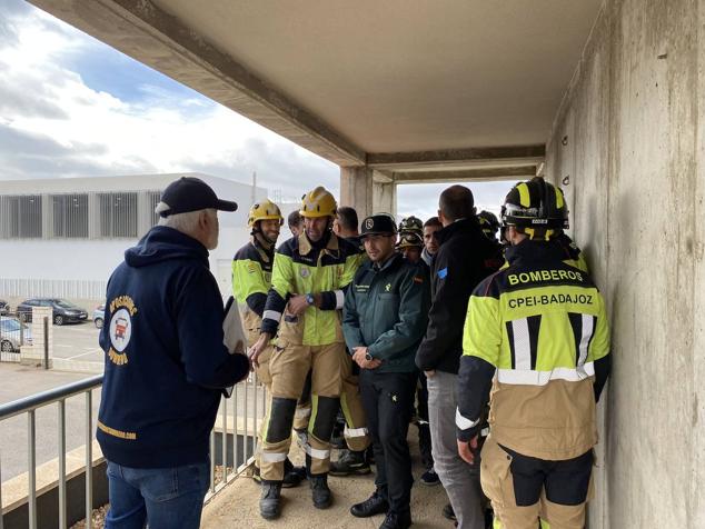 Los bomberos simulan intentar convencer a una persona que intenta suicidarse. 