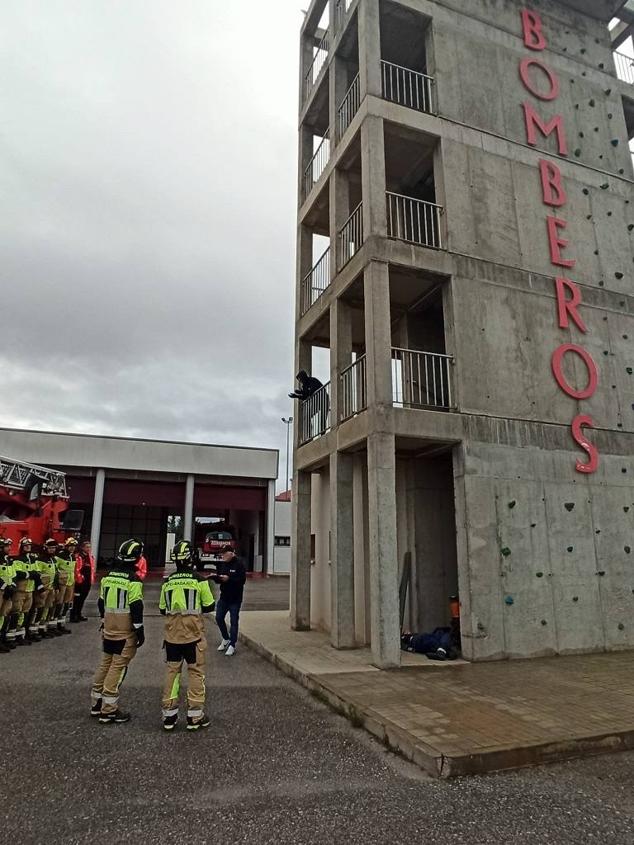 Los bomberos simulan intentar convencer a una persona que intenta suicidarse. 