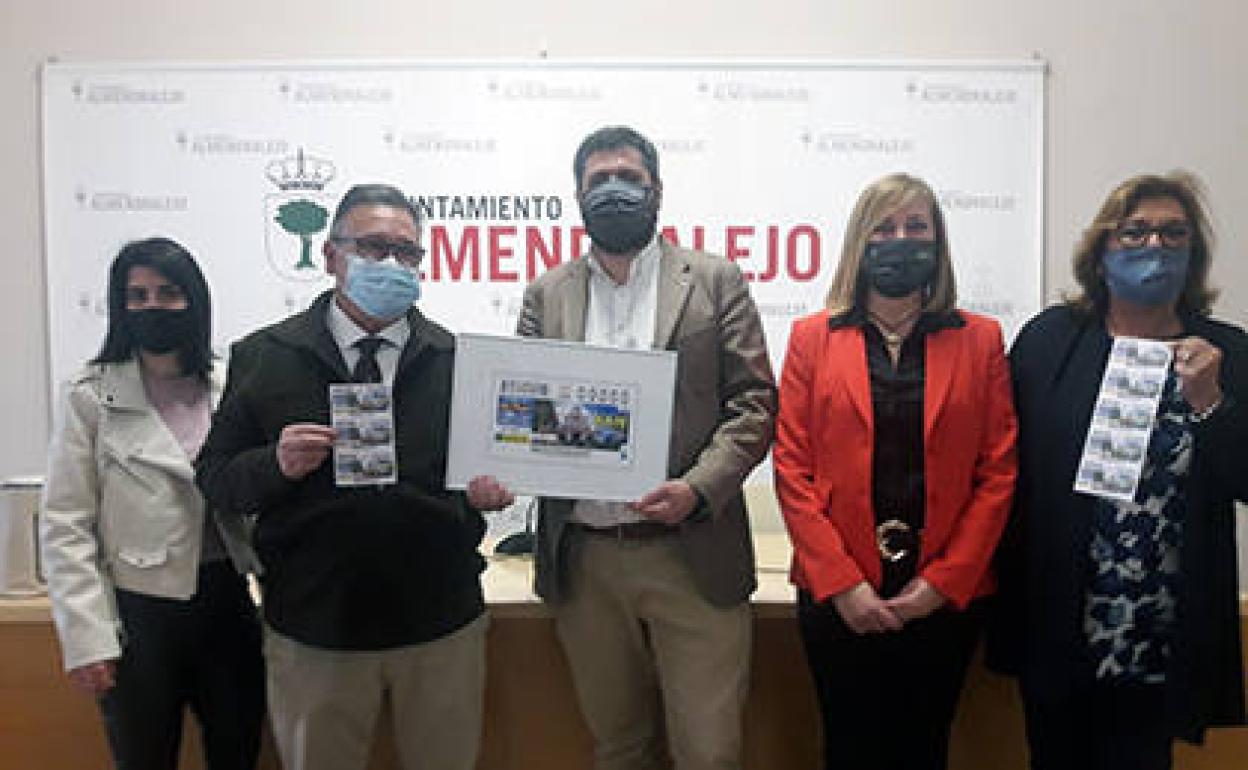 Responsables de la ONCE y autoridades locales en un sorteo que se hizo en San Marcos. 