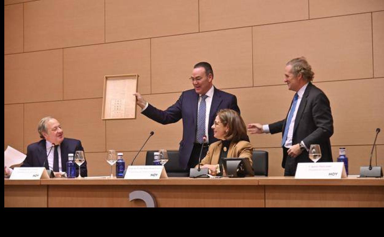 El presidente de Cajalmendralejo muestra el facsimil de regalo a representantes de Vocente y Blanco Morales. 