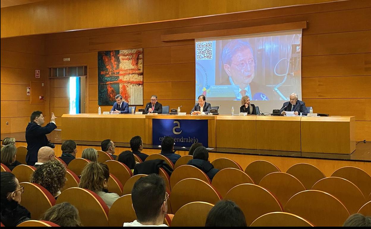 Fernández Vara destaca la necesidad de cooperar para lograr un mundo más justo