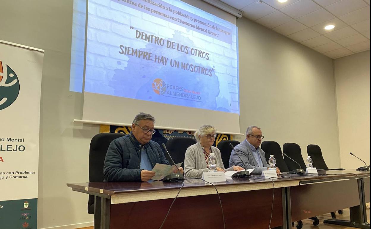 El gerente del Sepad (dcha) lo dio a conocer en Almendralejo. 
