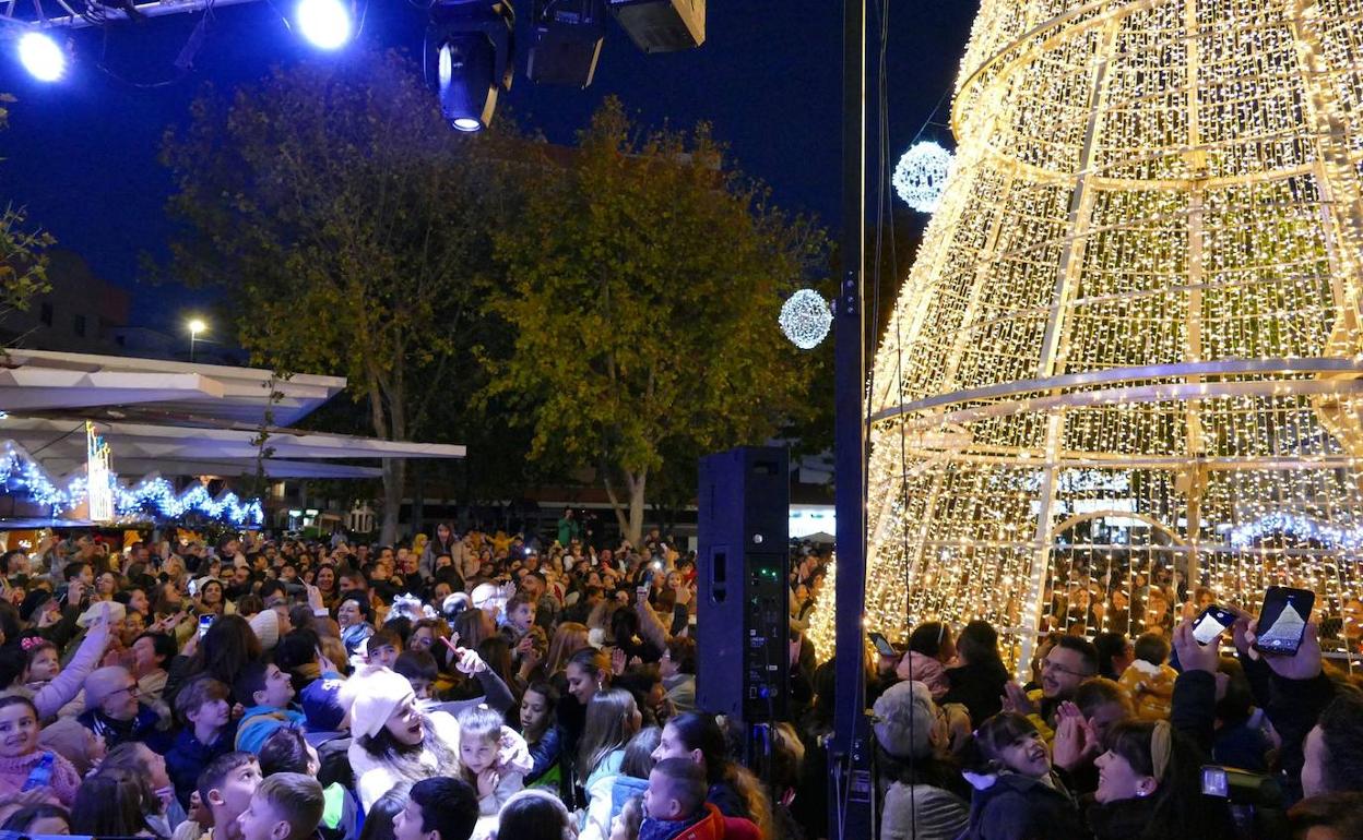 El momento del encendido este viernes congregó a una multitud. 