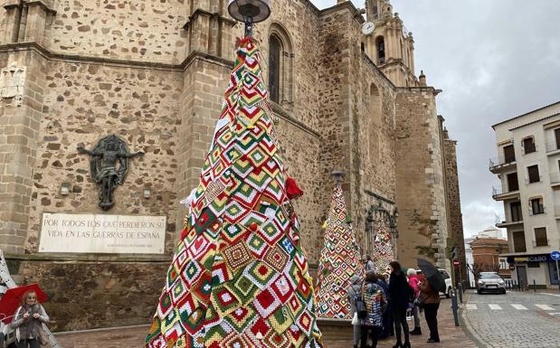 Los árboles han sido instalados este lunes con la ayuda de la Escuela Taller.