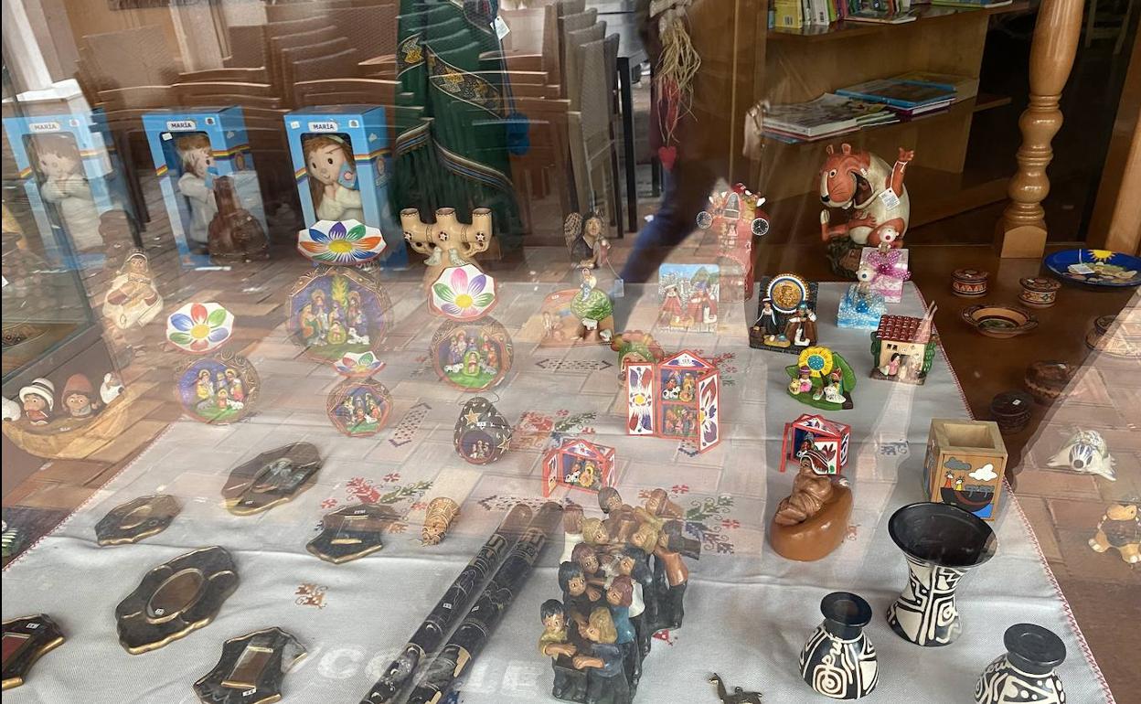 En la tienda se pueden adquirir adornos y comidas. 