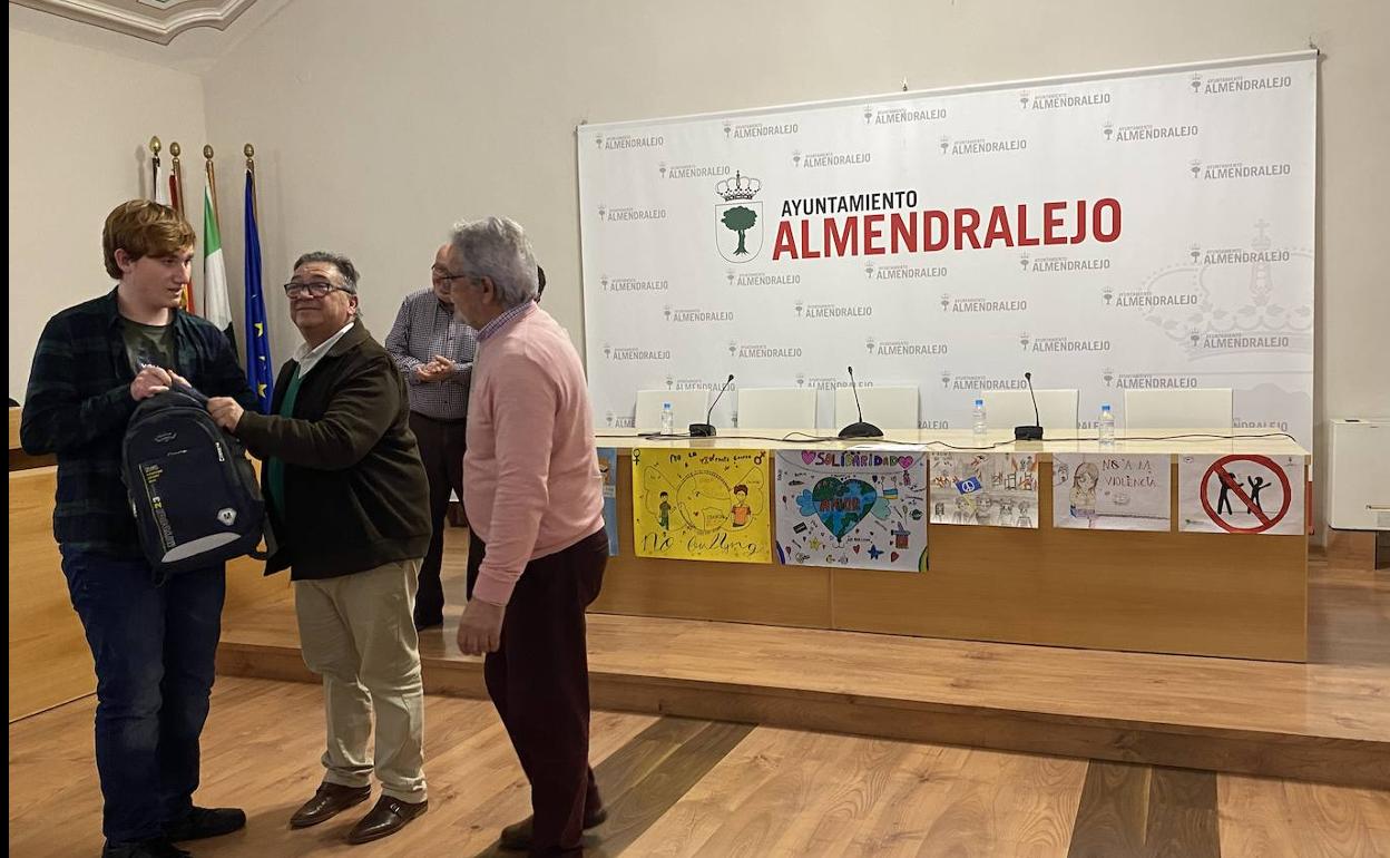 La Asociación Extremeña de víctimas del terrorismo entrega los premios a alumnos de Almendralejo