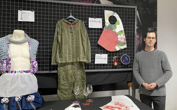 Diogo Ribeiro muestra alguna de las piezas recicladas hechas de forma artesana y con tecnología.