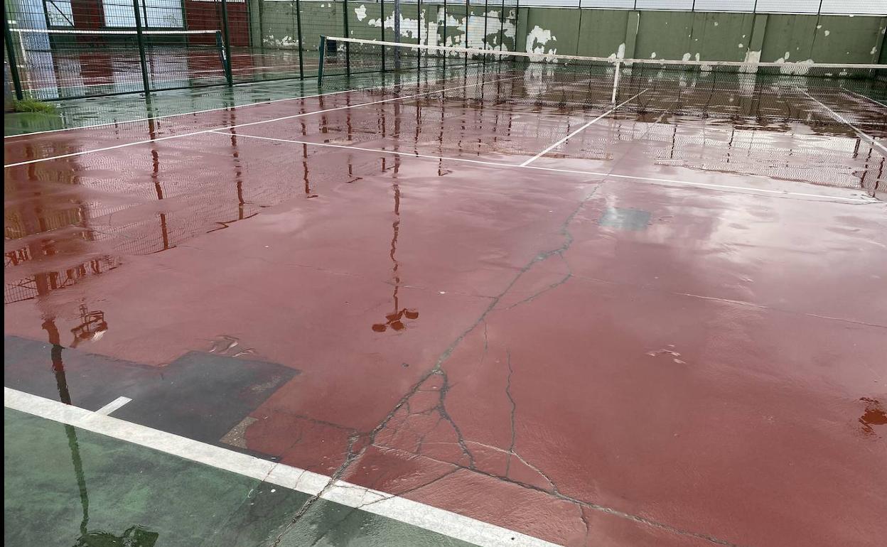 En la foto se ven las rajas y desconchones de la pista. 