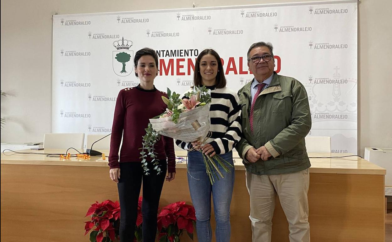 La deportista Paola García recibe la insignia de plata de Almendralejo
