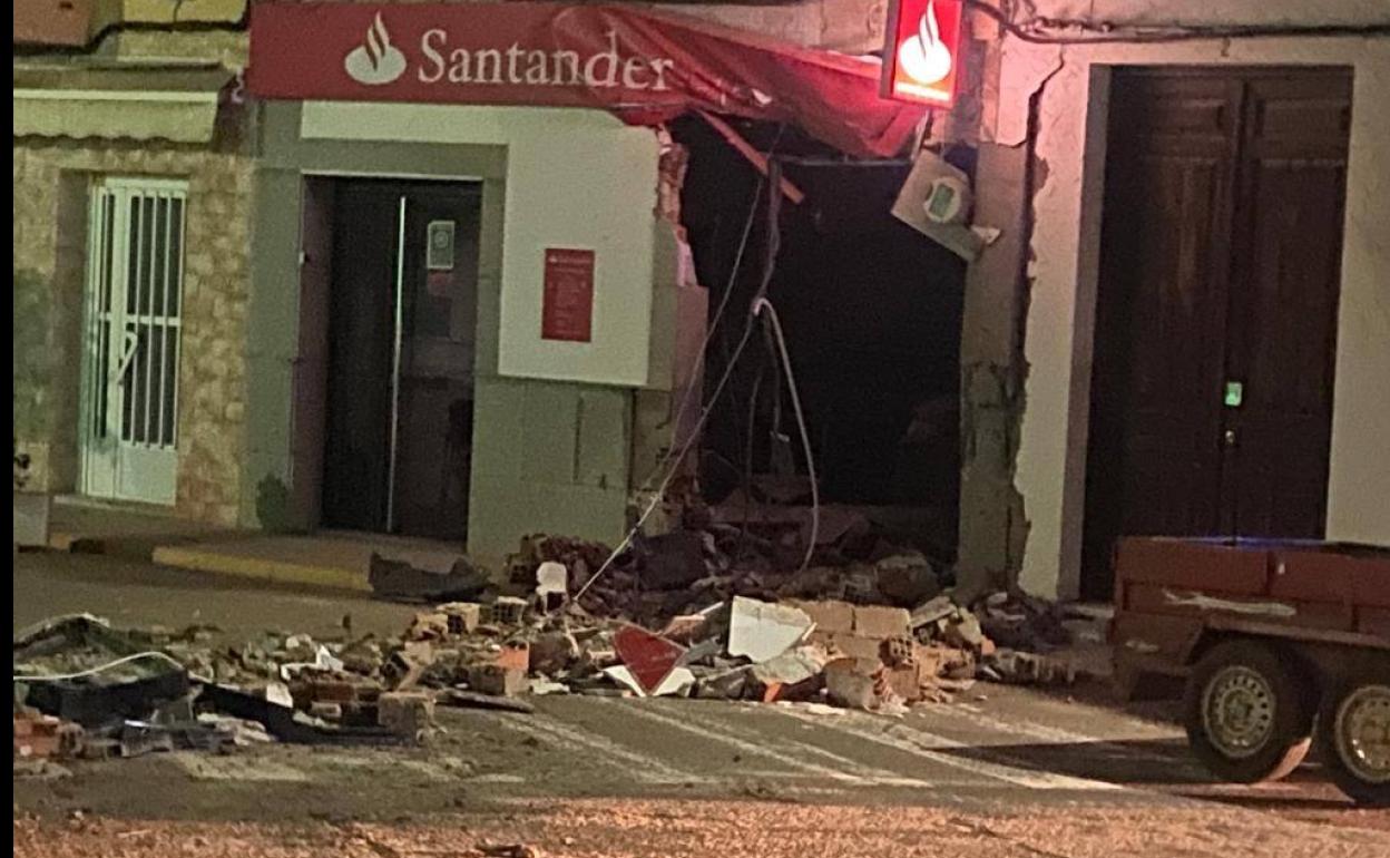 Intentan apoderarse de un cajero automático en Torremejía con una excavadora robada