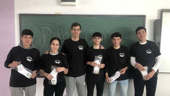Unos jóvenes crean una marca de ropa de Aceuchal llamada 'Piporrísimos'