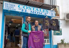 Jesús junto al empresario de la tienda de ropa para costaleros.