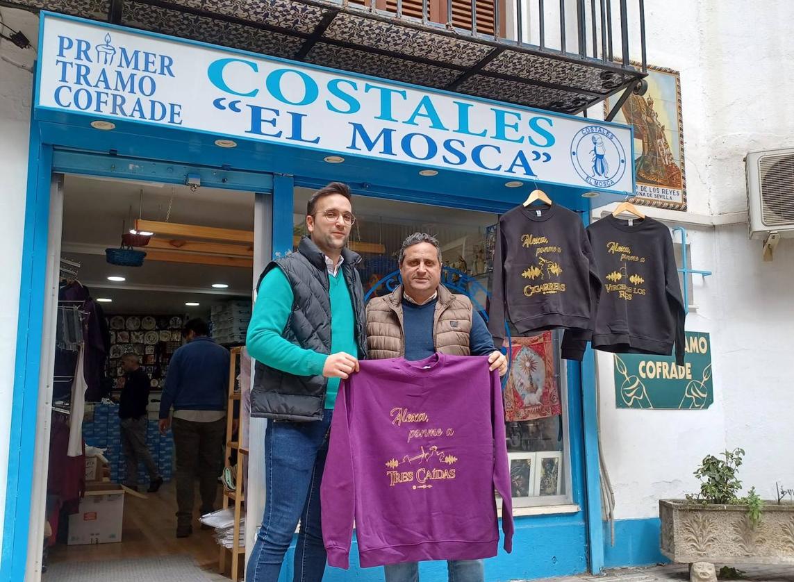 Jesús junto al empresario de la tienda de ropa para costaleros.