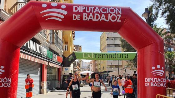Cientos de participantes llenaron de color rosa la Carrera de la Mujer