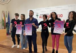Algunos bailarines junto al concejal de Cultura muestran el cartel.