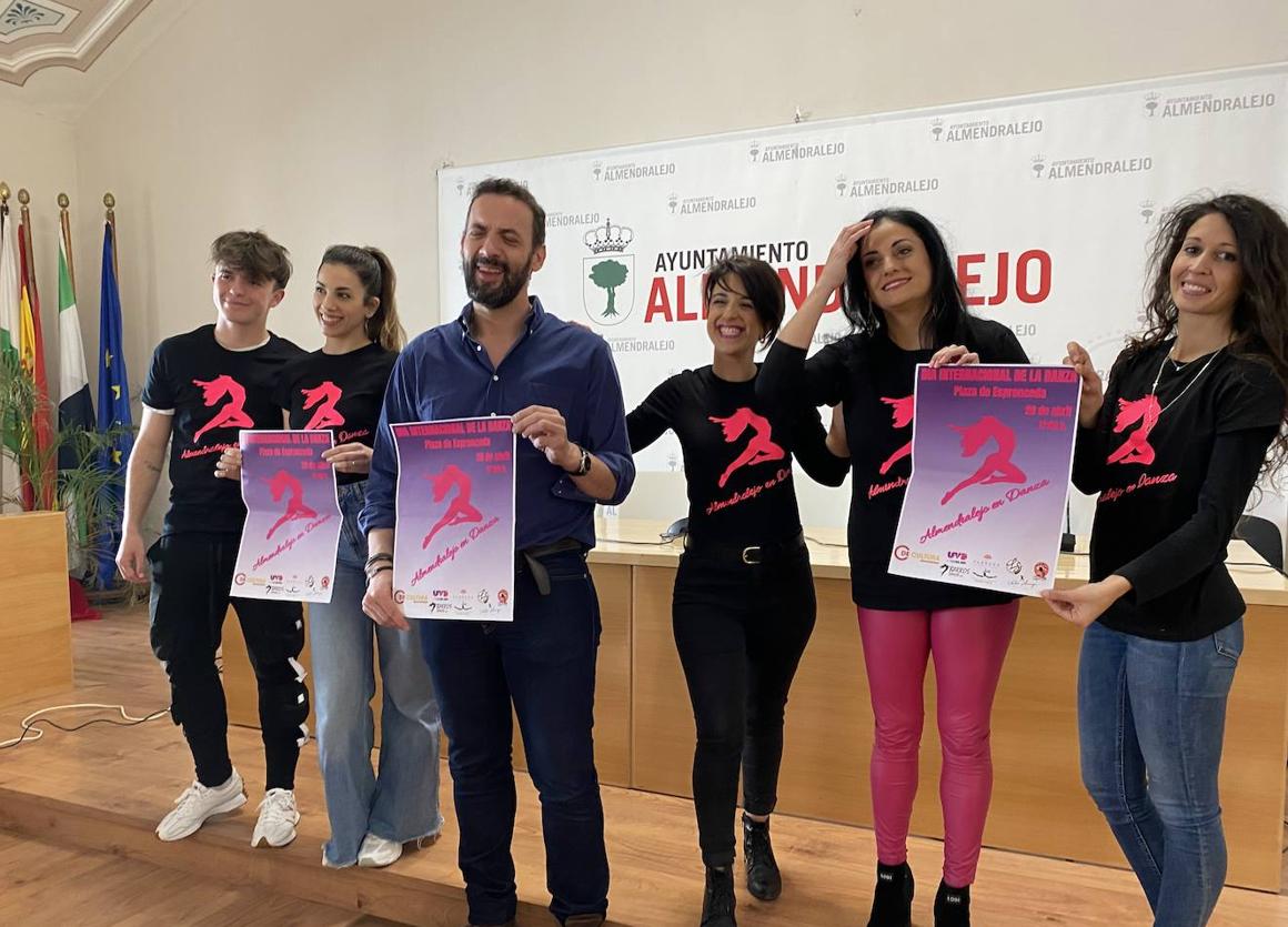 Algunos bailarines junto al concejal de Cultura muestran el cartel.