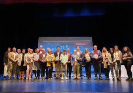 Maestros jubilados en el acto de homenaje en el teatro.