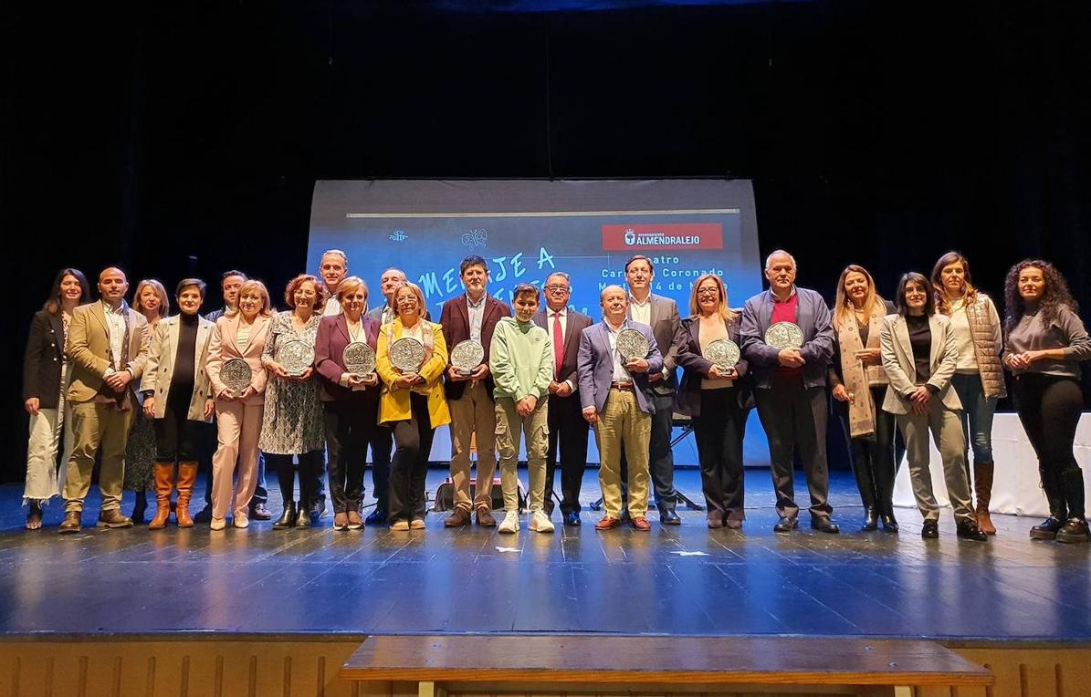 Maestros jubilados en el acto de homenaje en el teatro.