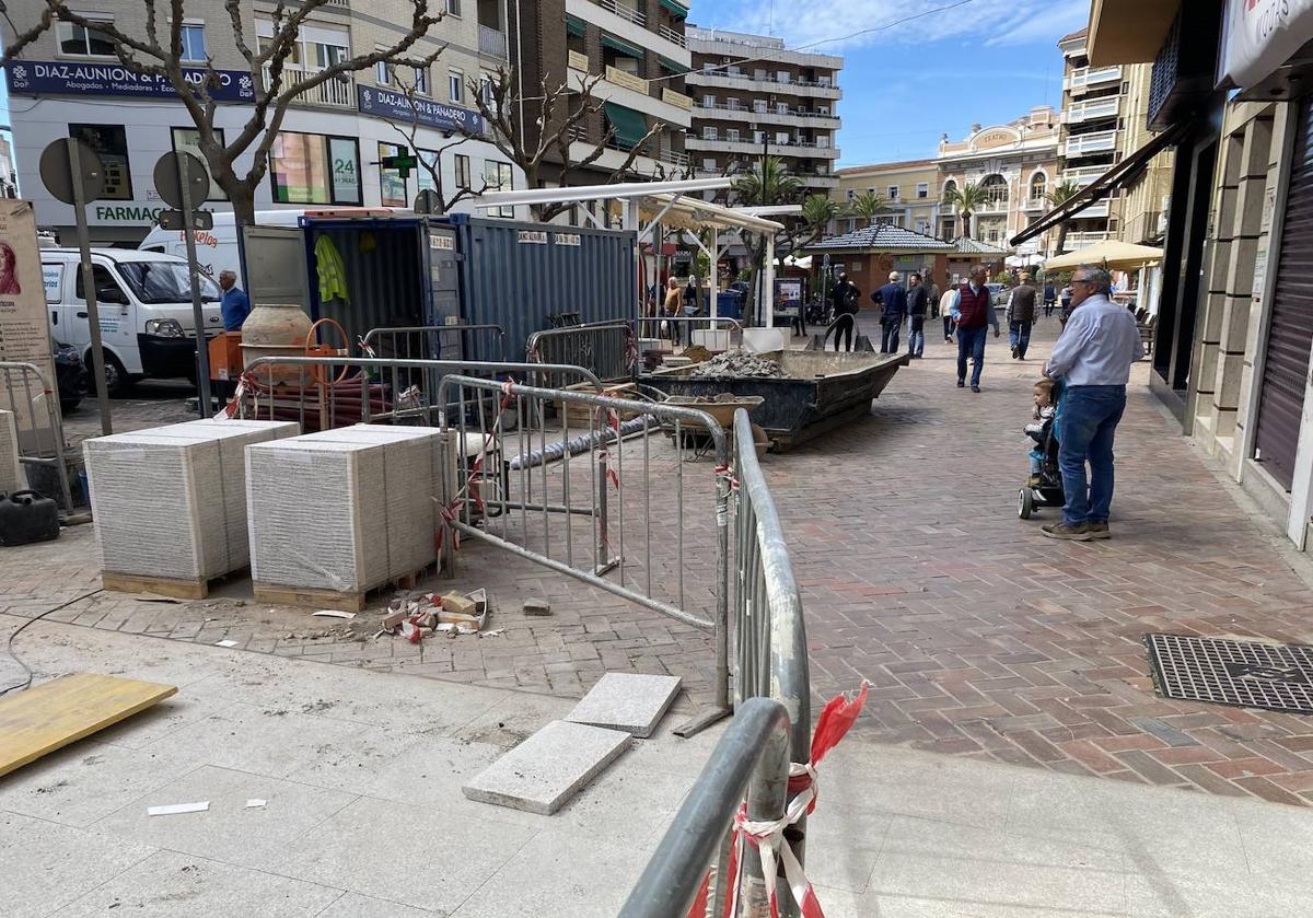 La obra que se está ejecutando termina en este punto de la calle.