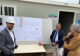 El técnico junto al alcalde y la consejera de Vivienda.