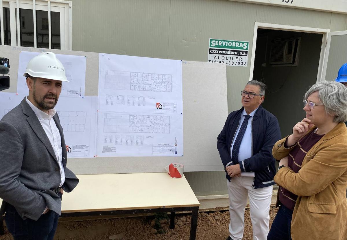 El técnico junto al alcalde y la consejera de Vivienda.