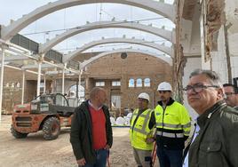 El alcalde y el concejal de Obras han visitado el Mercado.
