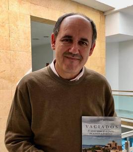 Juan José Montes muestra su libro.
