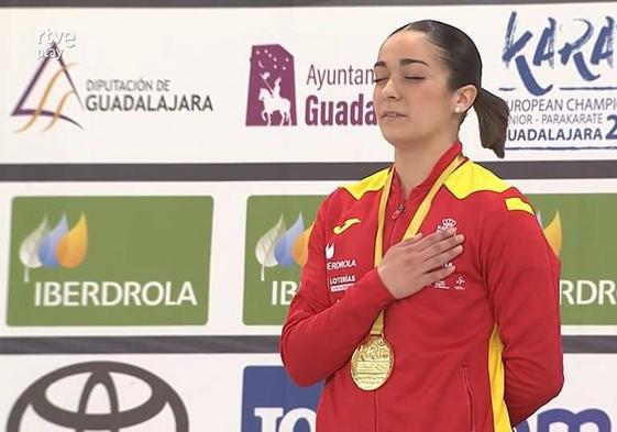 Paola García escucha emocionada el himno de España.