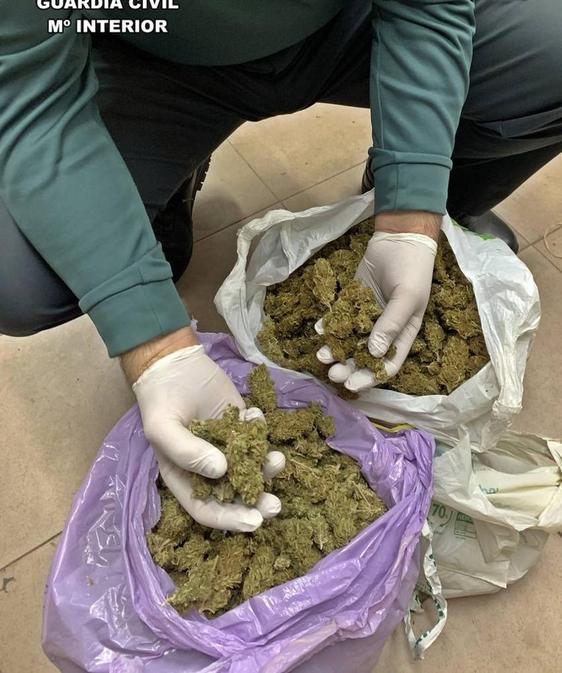 Dos detenidos por circular con 2 kilos de cogollos de marihuana escondidos