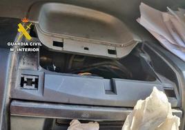 Droga incautada y que estaba oculta en el salpicadero.