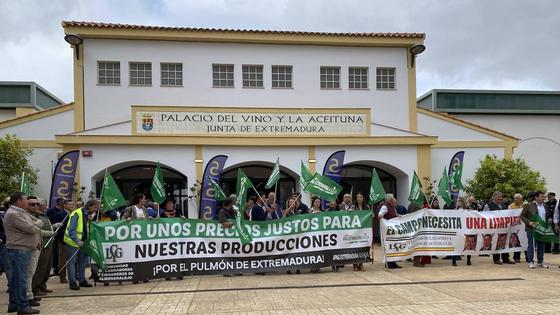 Los agricultores protestan para pedir soluciones para el sector del vino