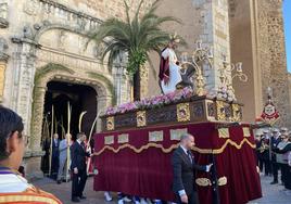 Numerosos vecinos esperaban la salida del paso de la Purificación.