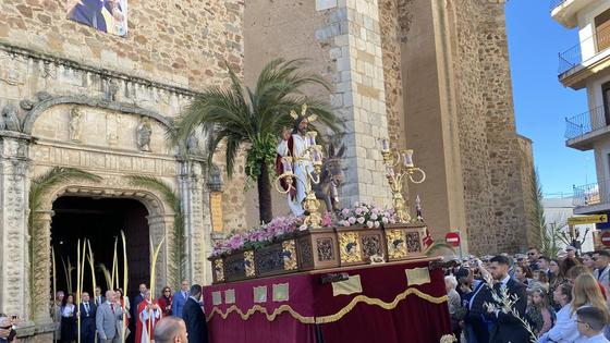Cientos de personas participan en la procesión de 'La Burrita'