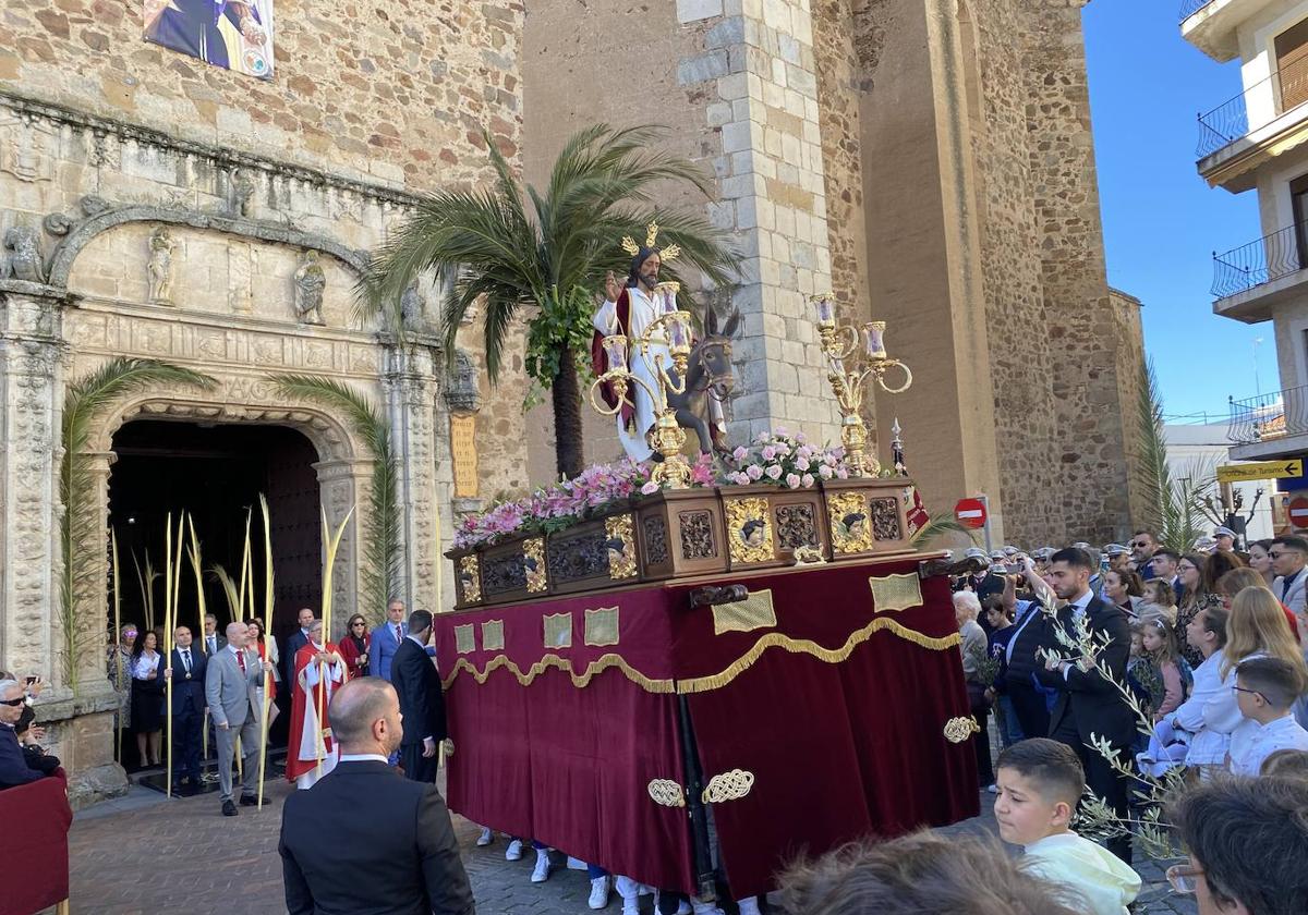 Cientos de personas participan en la procesión de 'La Burrita'