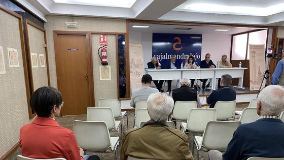 Una exposición de pirograbados pone en valor las chimeneas y viejos oficios