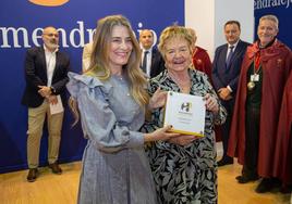 Esperanza García recibe el título de manos de Isabel Mijares en presencia de los cofrades.