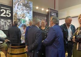 Autoridades en el stand de Viñaoliva en Iberovinac, recibidas por su presidente.