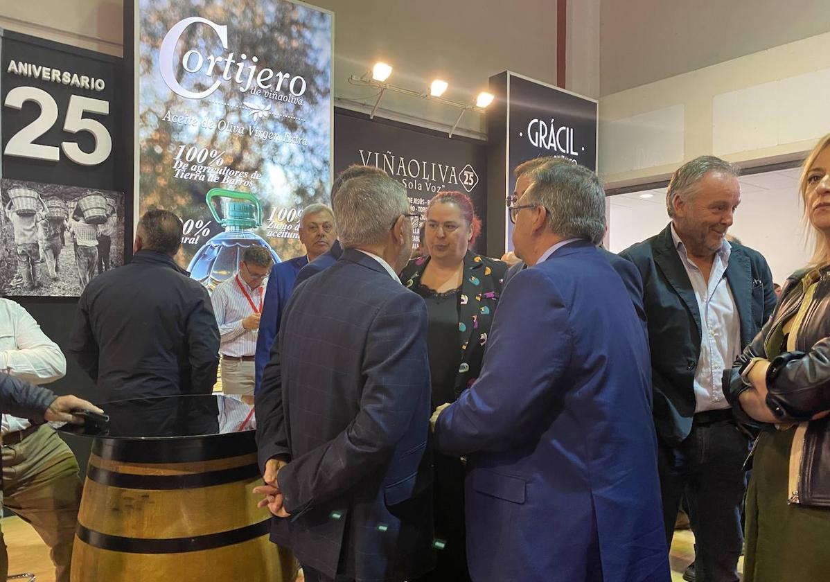 Autoridades en el stand de Viñaoliva en Iberovinac, recibidas por su presidente.