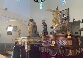 Una visitante hace fotos a los pasos en la iglesia de San Roque.