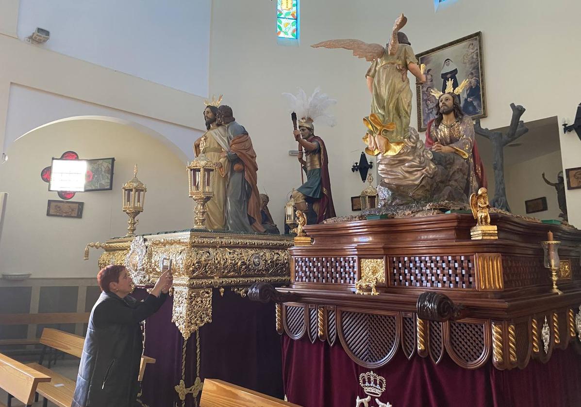 Una visitante hace fotos a los pasos en la iglesia de San Roque.