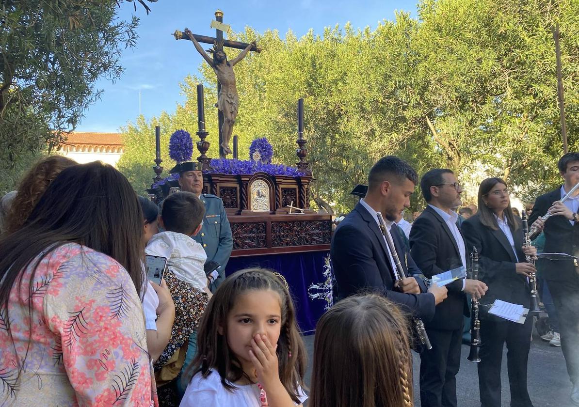 El Cristo del Amparo procesionó ante una multitud de personas