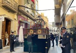 El paso del Cristo Yacente pasa por la calle Cervantes.