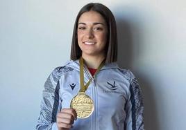 Paola García muestra la medalla lograda en el último campeonato.