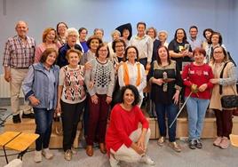 Los usuarios del Club de Lectura posan junto a la bibliotecaria y un invitado.