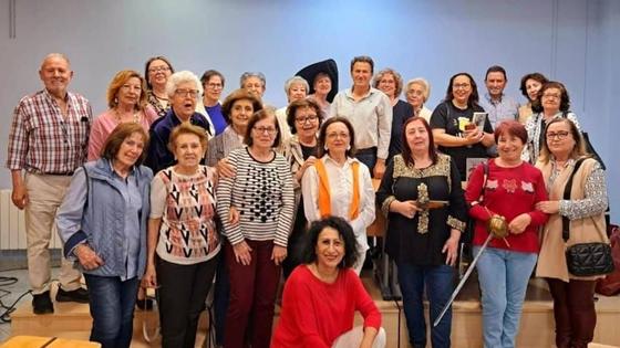 Tres usuarios de la biblioteca leen un centenar de libros en un año