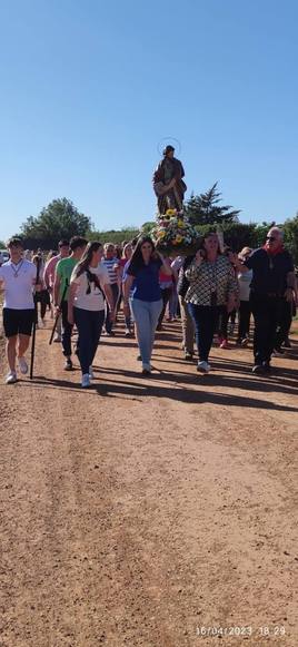 La hermandad durante el traslado del santo de la ermita a San Roque.