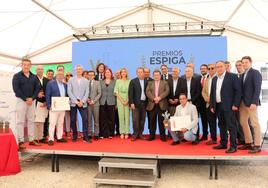 Foto de los bodegueros premiados junto a las autoridades y responsables de Caja Rural.