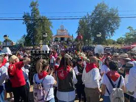 Miles de personas hicieron el camino de San Marcos por los campos de Almendralejo