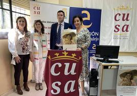Técnica de Fundecyt junto a Carmen Vidal, representante de Cajalmendralejo y Teresa Guerra.